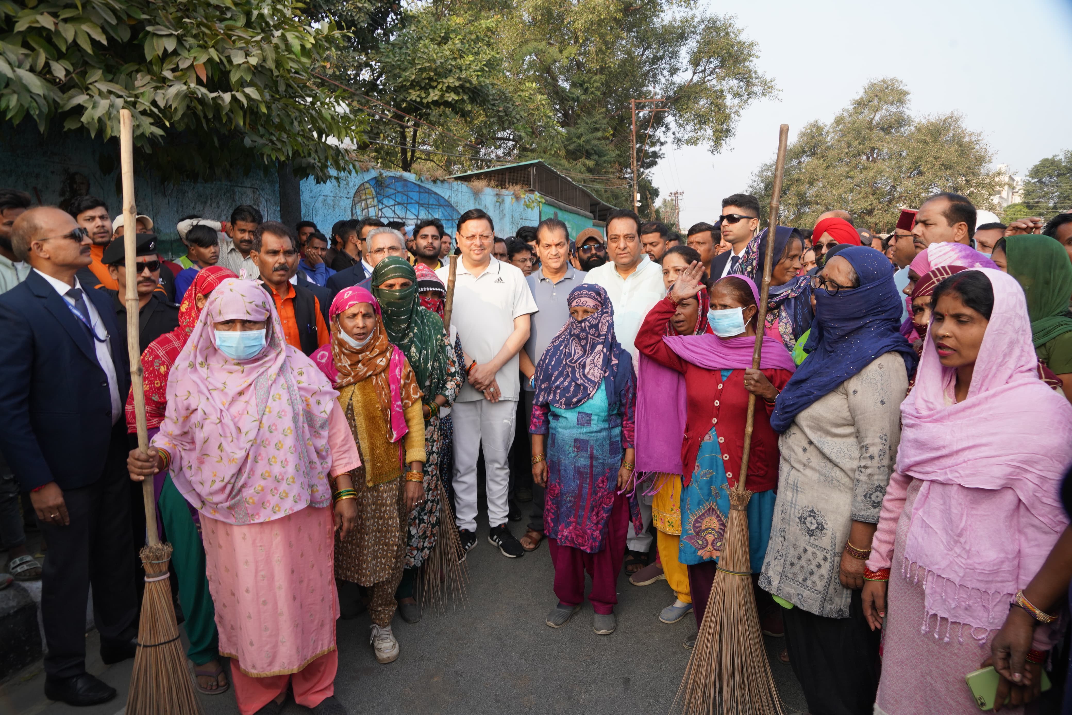 ब्रेकिंग देहरादून: मुख्यमंत्री पुष्कर सिंह धामी ने राज्य स्थापना दिवस के पूर्व  दिवस पर रेसकोर्स में स्वच्छता कार्यक्रम में प्रतिभाग किया ...