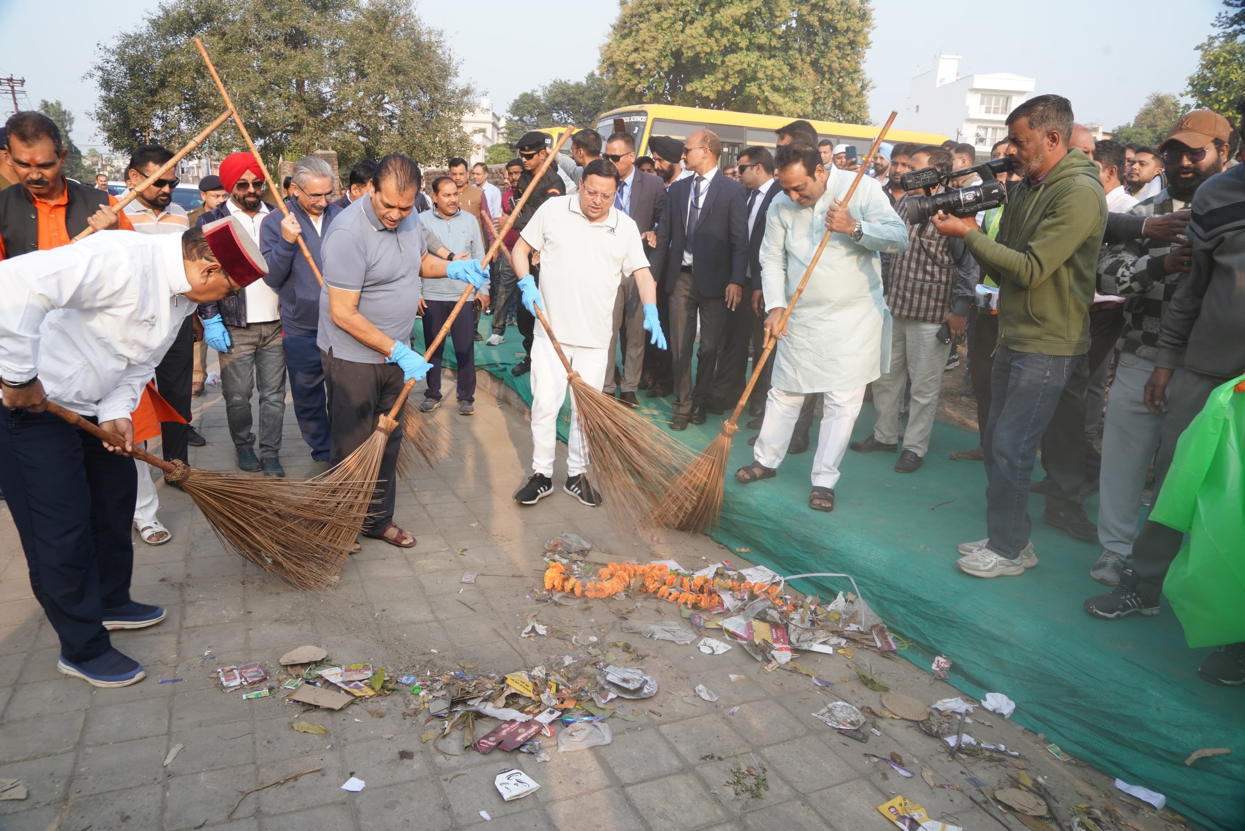 ब्रेकिंग देहरादून: मुख्यमंत्री पुष्कर सिंह धामी ने राज्य स्थापना दिवस के पूर्व  दिवस पर रेसकोर्स में स्वच्छता कार्यक्रम में प्रतिभाग किया ...